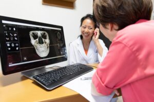 Médico revisando una tomografía para evaluar una posible fractura facial