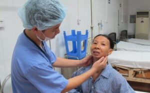 Paciente en seguimiento médico durante la recuperación de una fractura facial